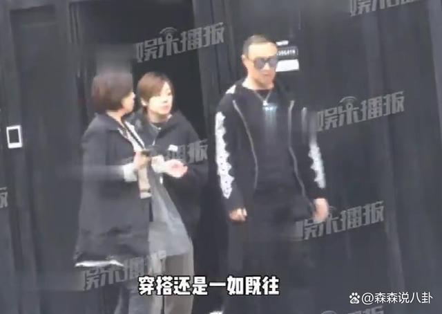 汪峰离婚后首现身面色凝重，章子怡独自出门买菜，状态放松