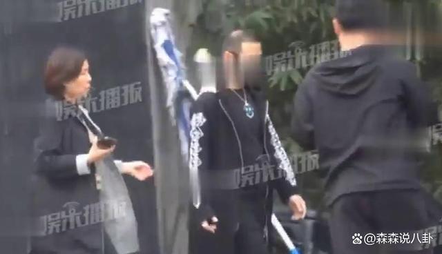 汪峰离婚后首现身面色凝重，章子怡独自出门买菜，状态放松