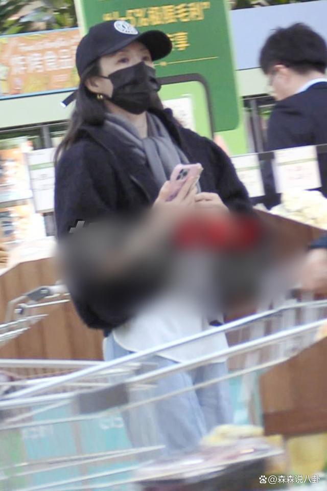 汪峰离婚后首现身面色凝重，章子怡独自出门买菜，状态放松
