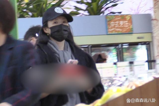 汪峰离婚后首现身面色凝重，章子怡独自出门买菜，状态放松