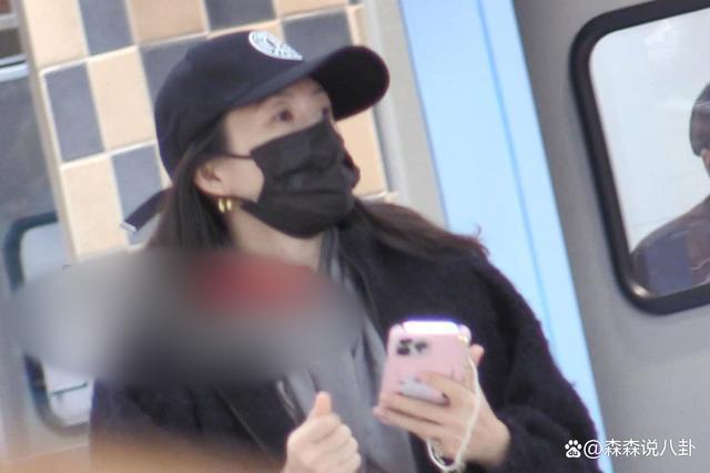 汪峰离婚后首现身面色凝重，章子怡独自出门买菜，状态放松