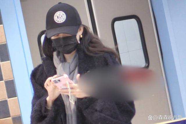 汪峰离婚后首现身面色凝重，章子怡独自出门买菜，状态放松