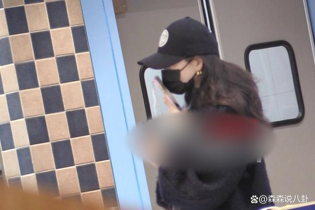 汪峰离婚后首现身面色凝重，章子怡独自出门买菜，状态放松