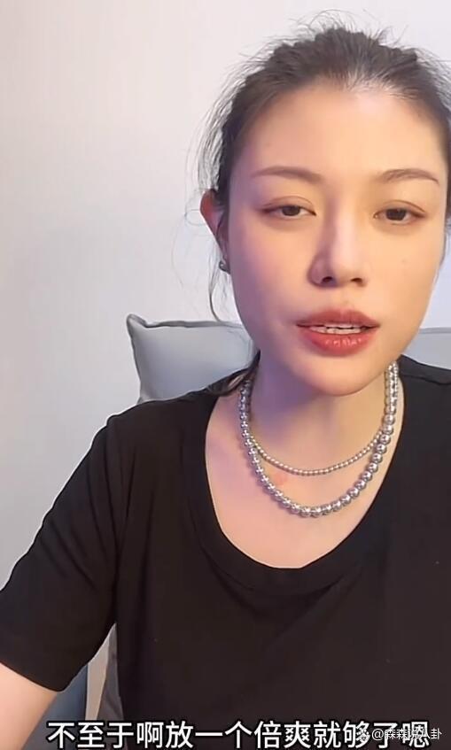 汪峰离婚后首现身面色凝重，章子怡独自出门买菜，状态放松
