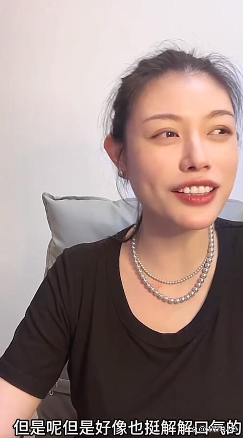 汪峰离婚后首现身面色凝重，章子怡独自出门买菜，状态放松