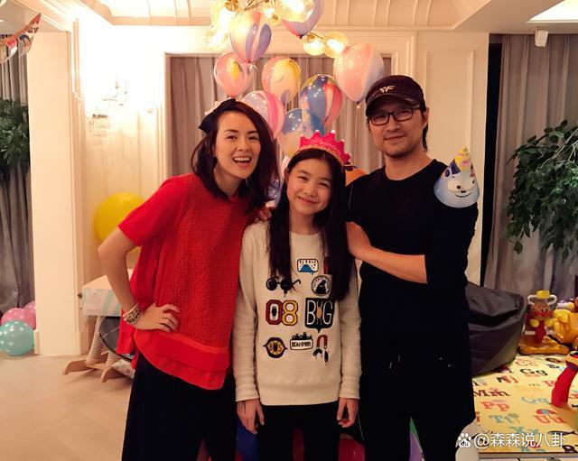 汪峰离婚后首现身面色凝重，章子怡独自出门买菜，状态放松