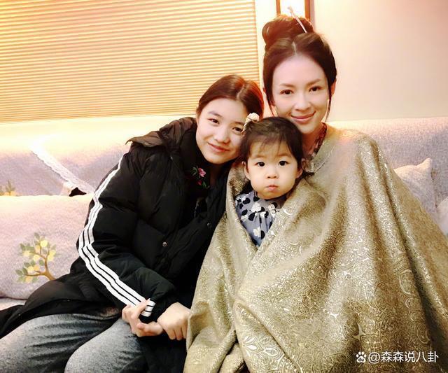 汪峰离婚后首现身面色凝重，章子怡独自出门买菜，状态放松