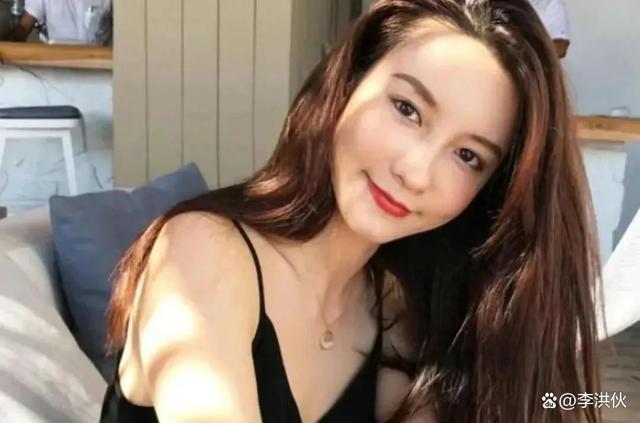 网红张大奕被代购骗了一千万，反遭嘲笑：恶人自有恶果吃