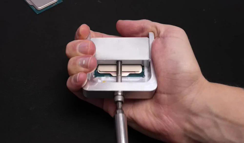 英特尔 i9-14900K 开盖抹上液态金属后，温度最高下降 13 摄氏度