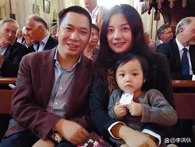 黄有龙父亲去世，赵薇夫妇都没有露面，丧事喜办变成演唱会？