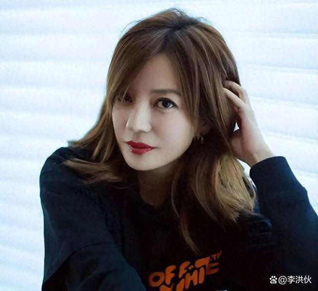 黄有龙父亲去世，赵薇夫妇都没有露面，丧事喜办变成演唱会？