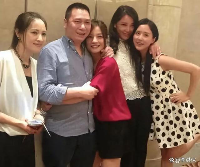 黄有龙父亲去世，赵薇夫妇都没有露面，丧事喜办变成演唱会？