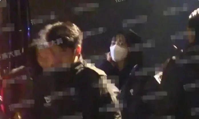 高调官宣！离婚一年后，晒新欢出柜…
