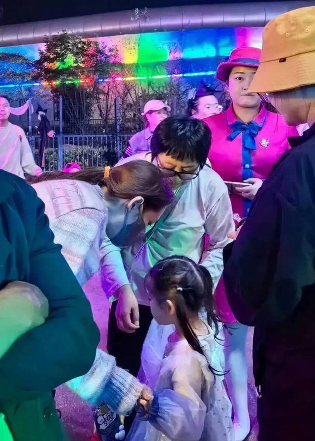 网友游乐园偶遇郭碧婷带娃 打扮随意照顾孩子母爱满满