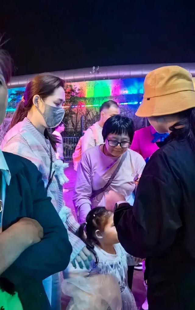 网友游乐园偶遇郭碧婷带娃 打扮随意照顾孩子母爱满满