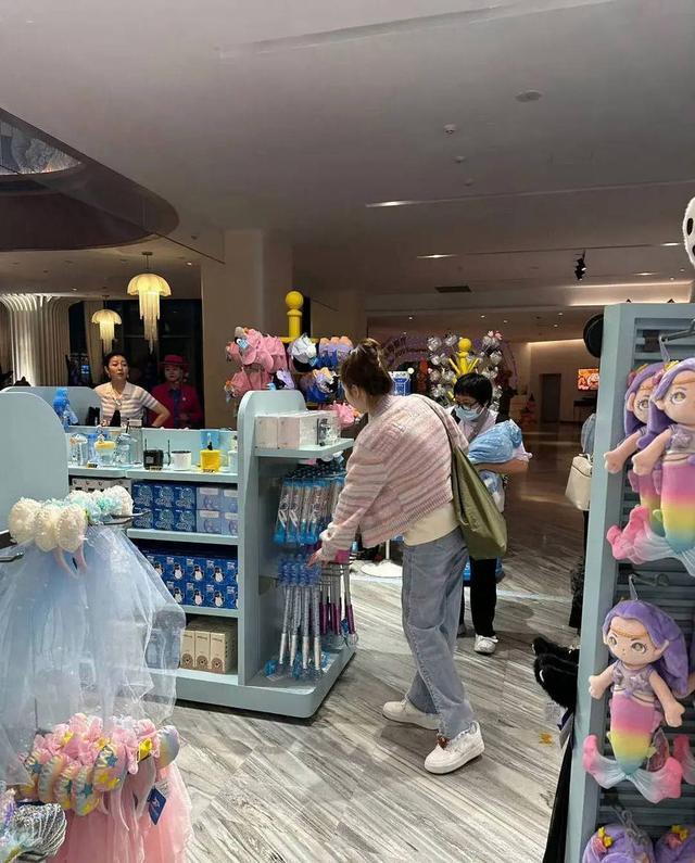 网友游乐园偶遇郭碧婷带娃 打扮随意照顾孩子母爱满满