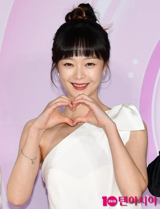 当初骂着要她离开，现在又求她不要走？