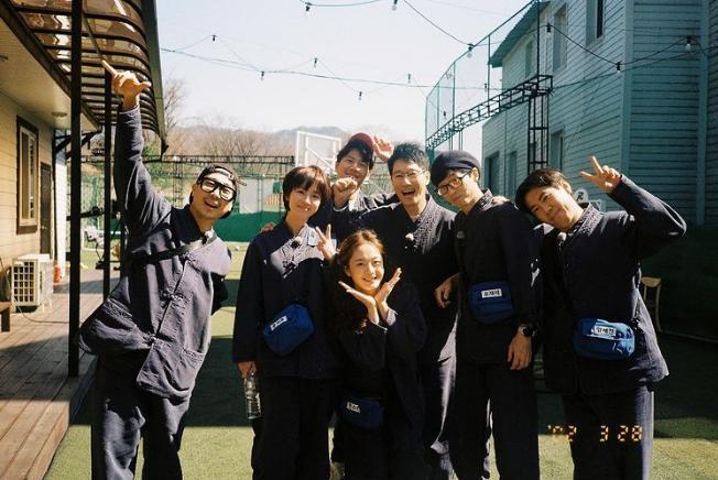 当初骂着要她离开，现在又求她不要走？