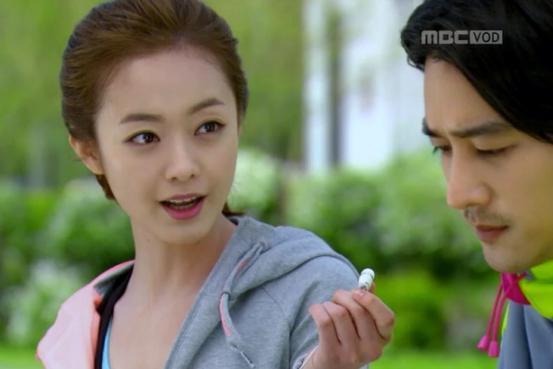 当初骂着要她离开，现在又求她不要走？