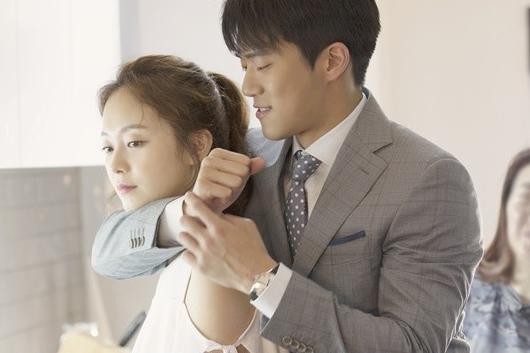 当初骂着要她离开，现在又求她不要走？