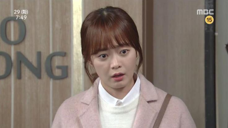 当初骂着要她离开，现在又求她不要走？