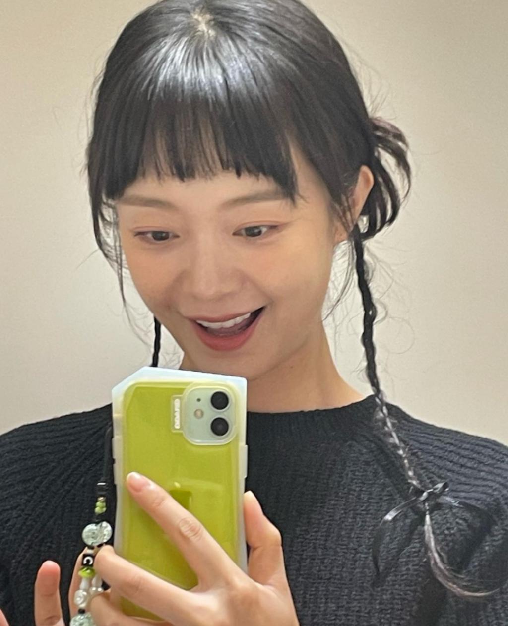 当初骂着要她离开，现在又求她不要走？