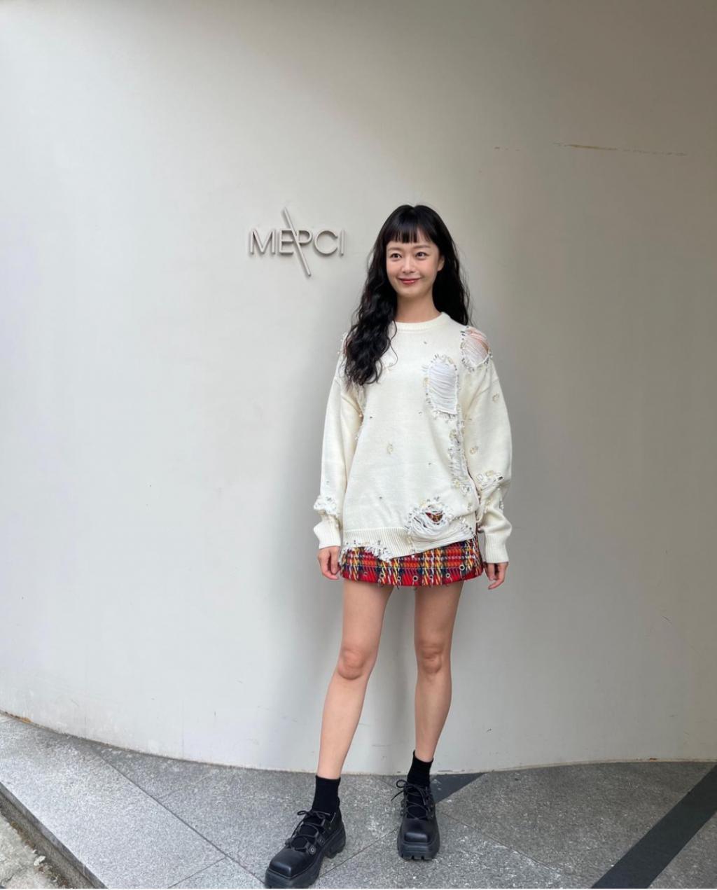 当初骂着要她离开，现在又求她不要走？