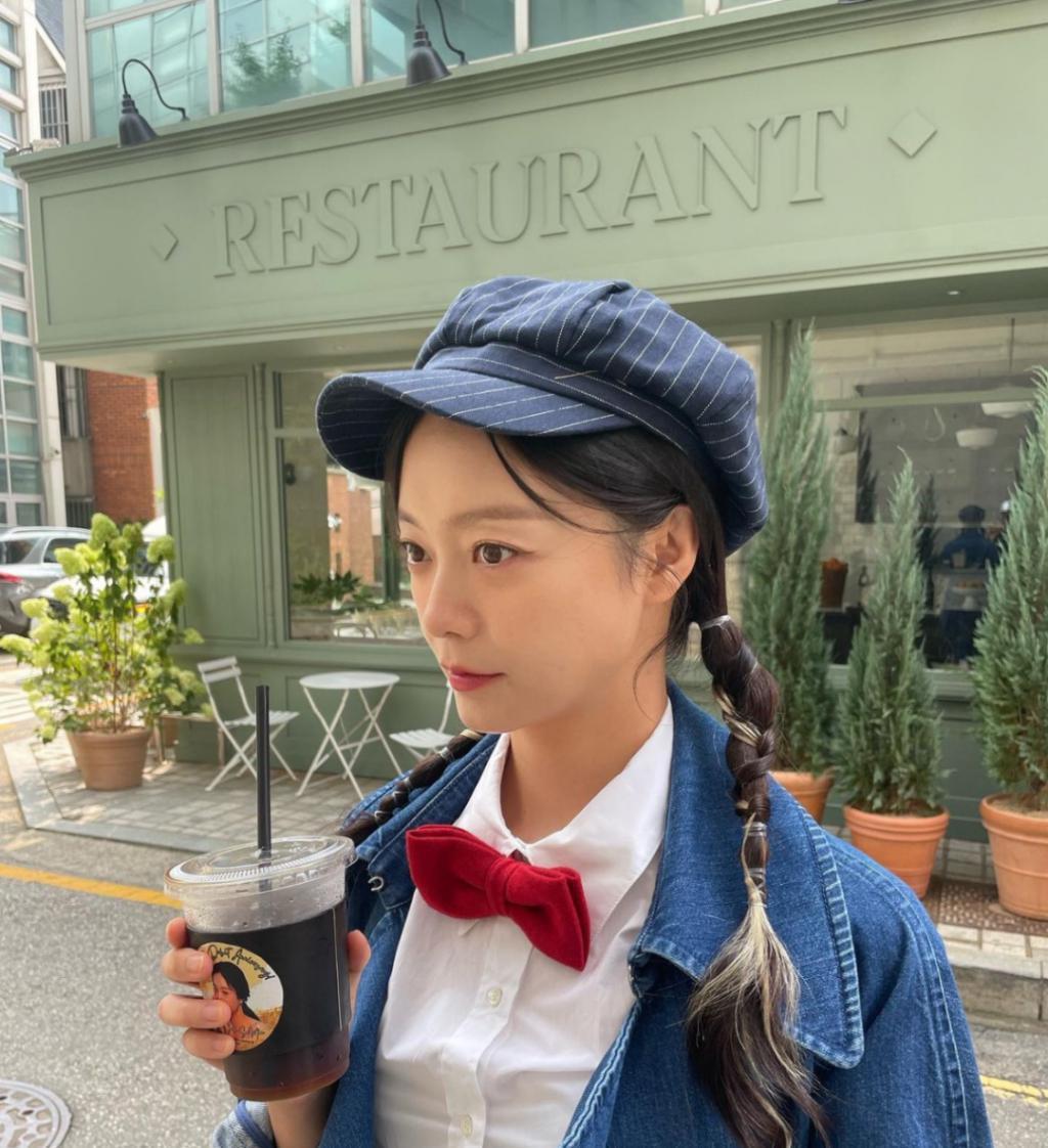 当初骂着要她离开，现在又求她不要走？