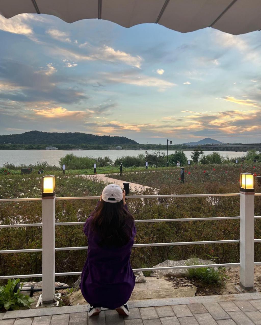 当初骂着要她离开，现在又求她不要走？