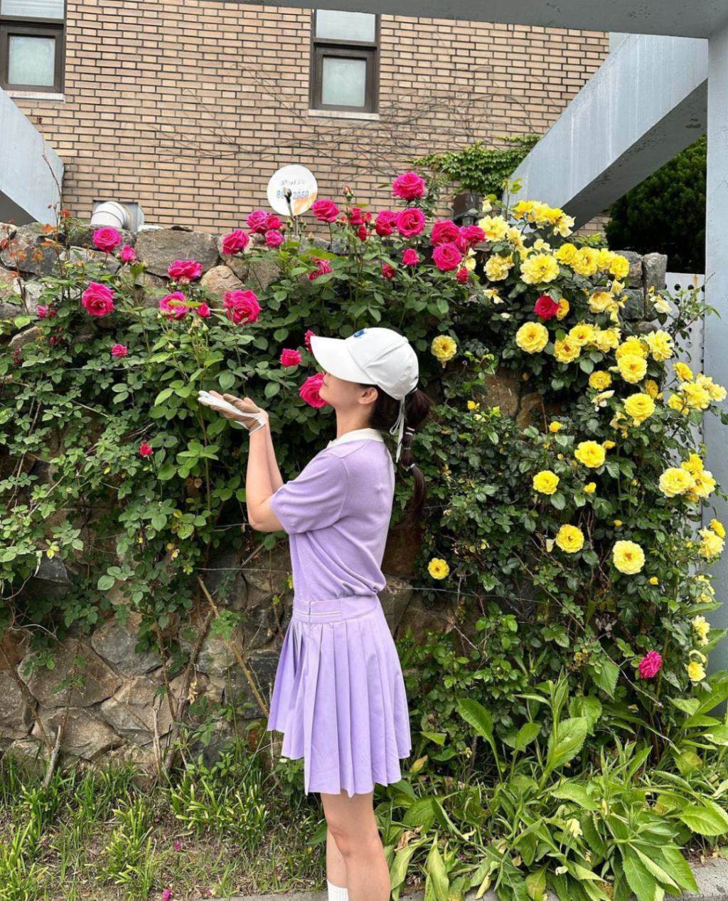 当初骂着要她离开，现在又求她不要走？