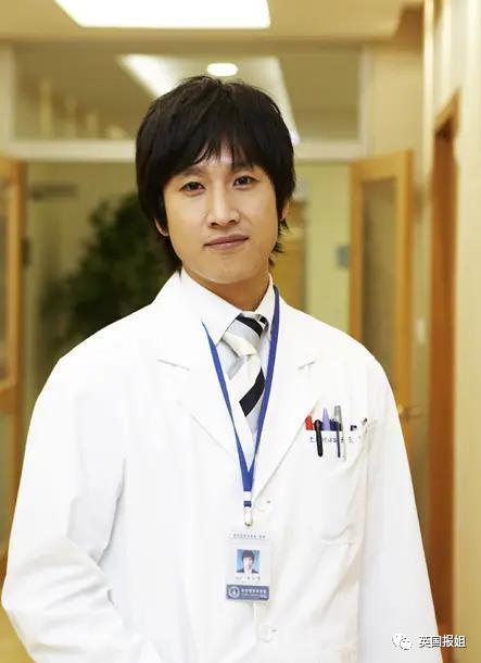 韩网炸了！顶流男星涉毒被抓，主演《寄生虫》爆红，在家吸毒后疑被勒索3.5亿？！