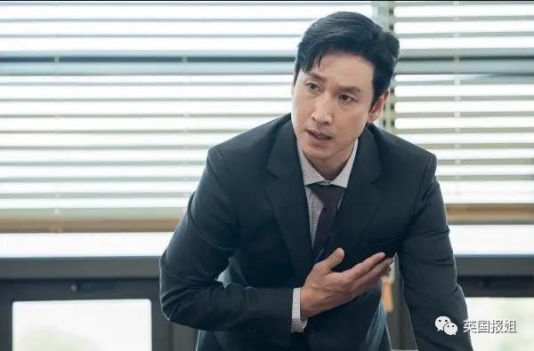 韩网炸了！顶流男星涉毒被抓，主演《寄生虫》爆红，在家吸毒后疑被勒索3.5亿？！