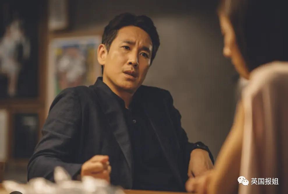 韩网炸了！顶流男星涉毒被抓，主演《寄生虫》爆红，在家吸毒后疑被勒索3.5亿？！