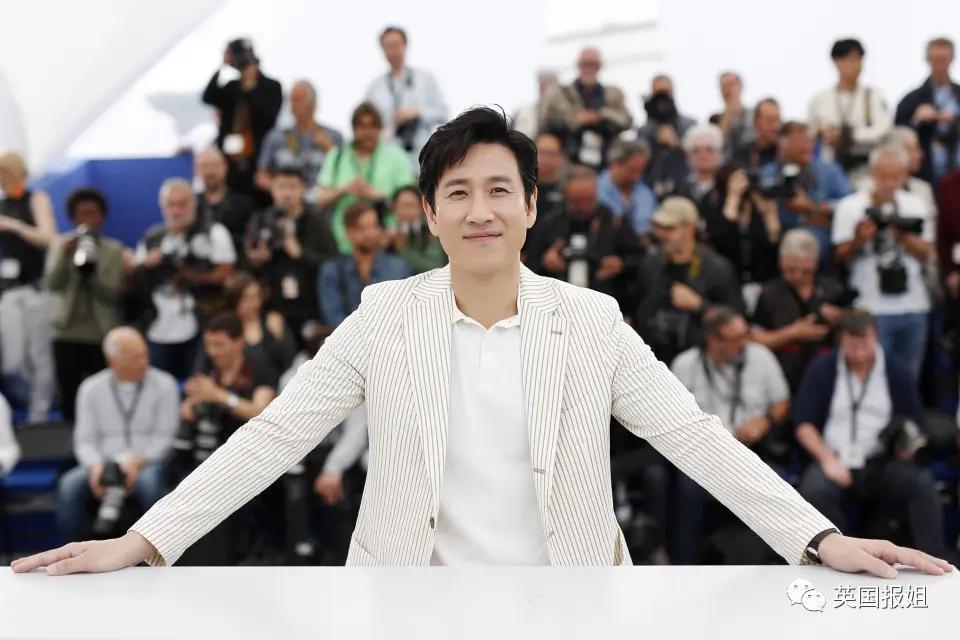 韩网炸了！顶流男星涉毒被抓，主演《寄生虫》爆红，在家吸毒后疑被勒索3.5亿？！