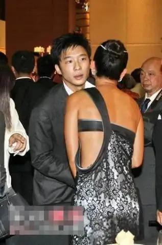 喂葡萄父子通吃，因病婚礼中断，爱上渣男恶习不改成笑话？