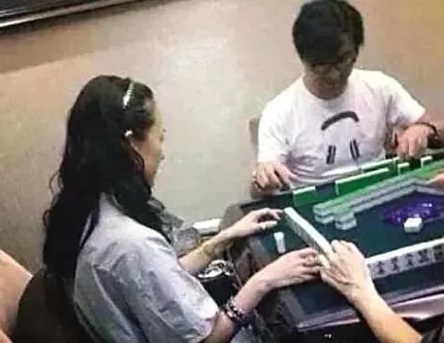 喂葡萄父子通吃，因病婚礼中断，爱上渣男恶习不改成笑话？