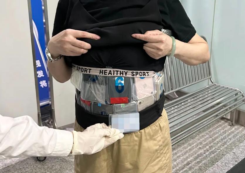 神色慌张   步态异常，2 名旅客身藏 106 台手机入境被查