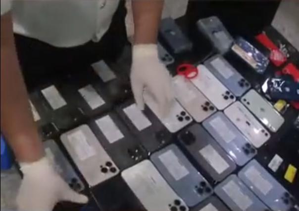 神色慌张   步态异常，2 名旅客身藏 106 台手机入境被查