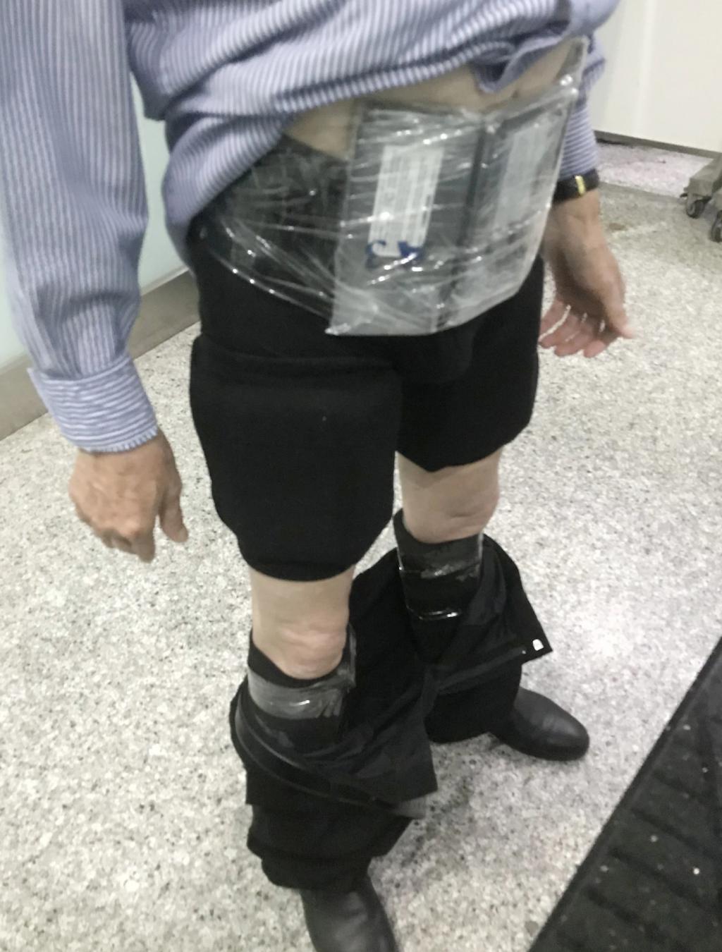 神色慌张   步态异常，2 名旅客身藏 106 台手机入境被查