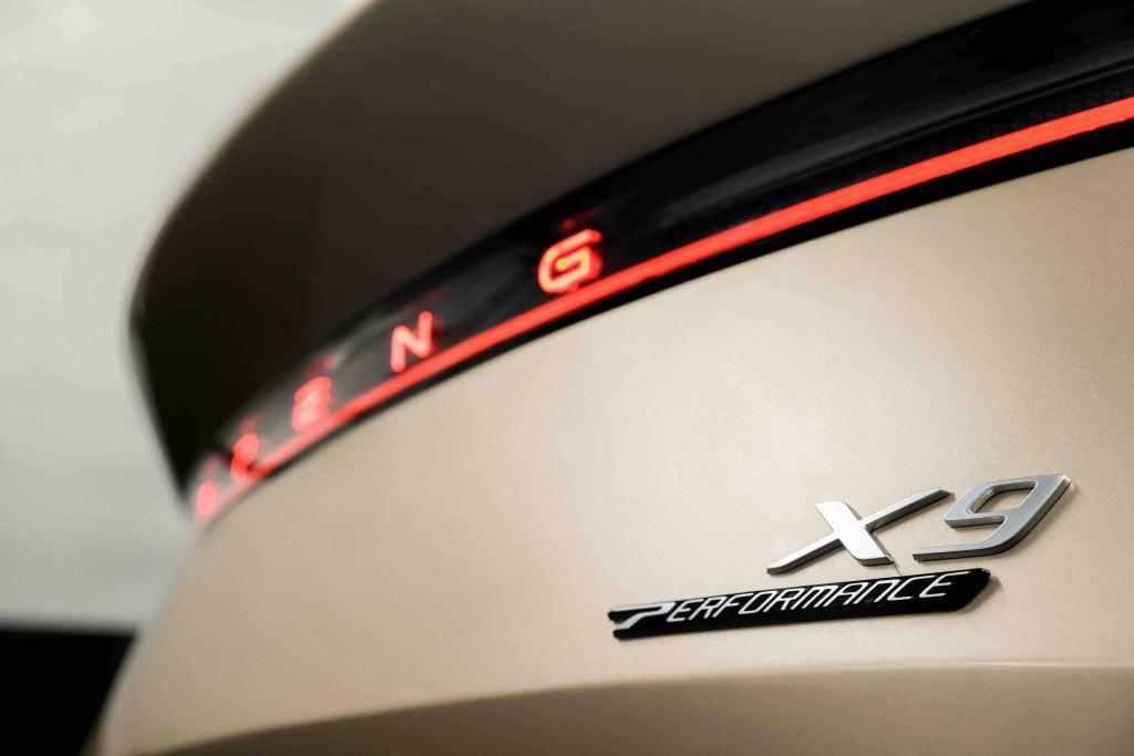 全新小鹏 X9 首发亮相：全球唯一标配后轮转向的 MPV