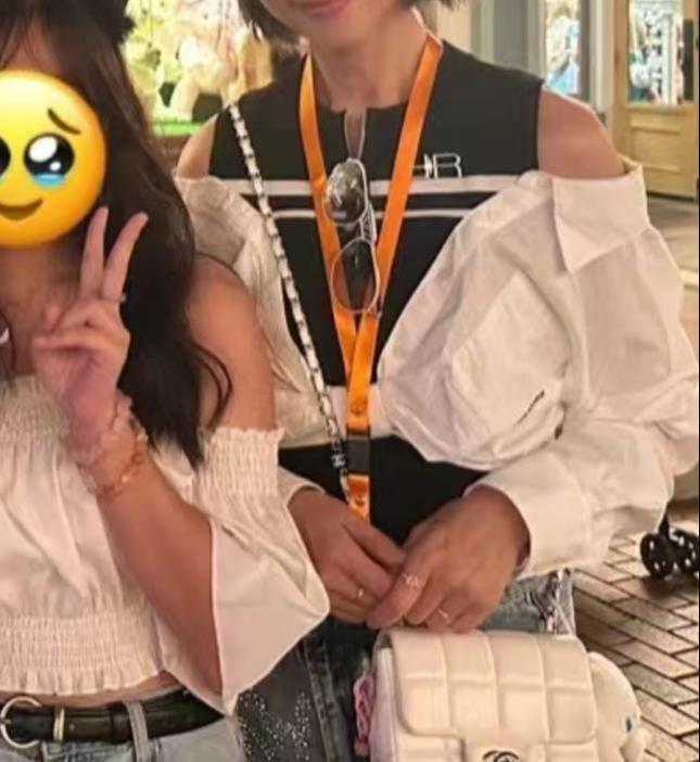 50岁蔡少芬迪士尼被偶遇，素颜看上去比张晋年轻10岁！