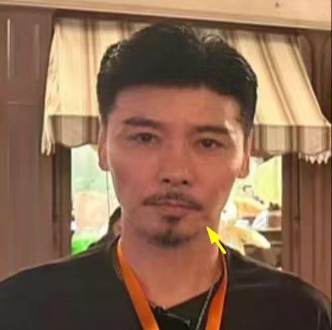 50岁蔡少芬迪士尼被偶遇，素颜看上去比张晋年轻10岁！