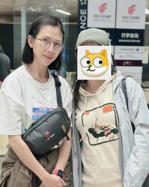 50岁蔡少芬迪士尼被偶遇，素颜看上去比张晋年轻10岁！