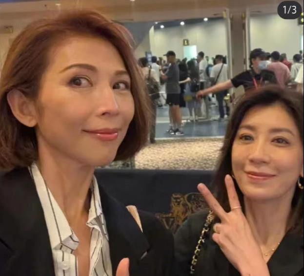50岁蔡少芬迪士尼被偶遇，素颜看上去比张晋年轻10岁！
