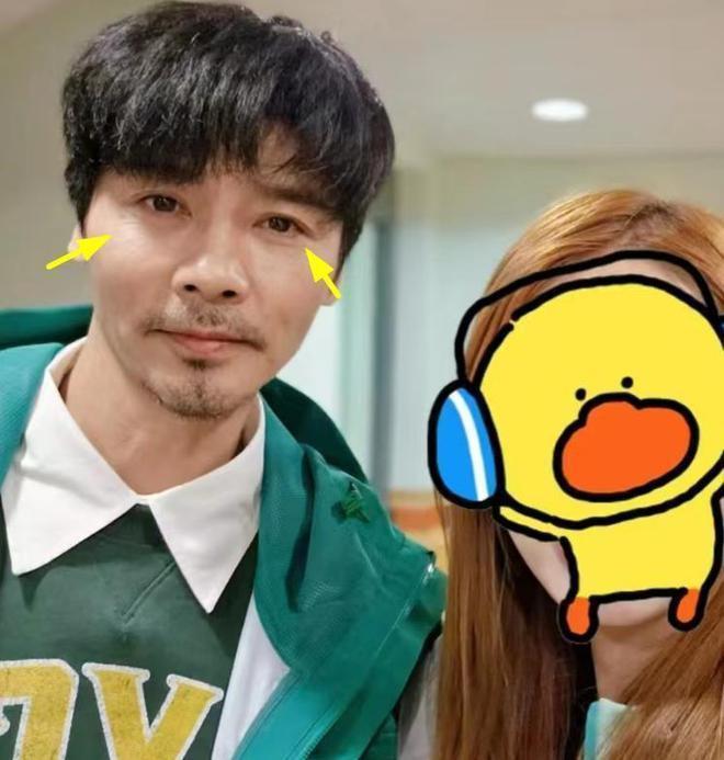 50岁蔡少芬迪士尼被偶遇，素颜看上去比张晋年轻10岁！