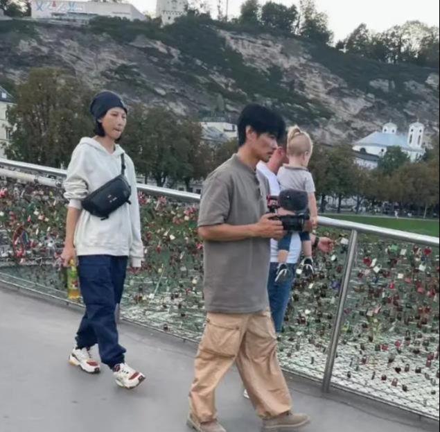 50岁蔡少芬迪士尼被偶遇，素颜看上去比张晋年轻10岁！