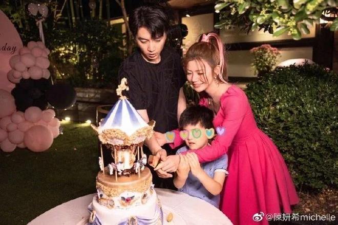 与陈晓再传婚变！陈妍希懒理传闻晒照肤白貌美