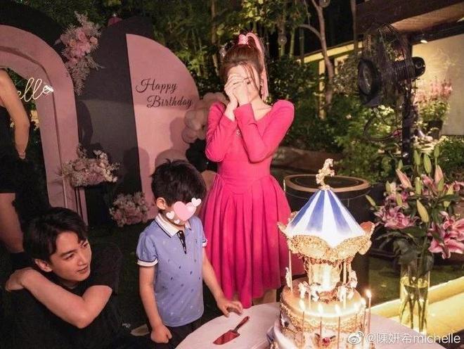 与陈晓再传婚变！陈妍希懒理传闻晒照肤白貌美