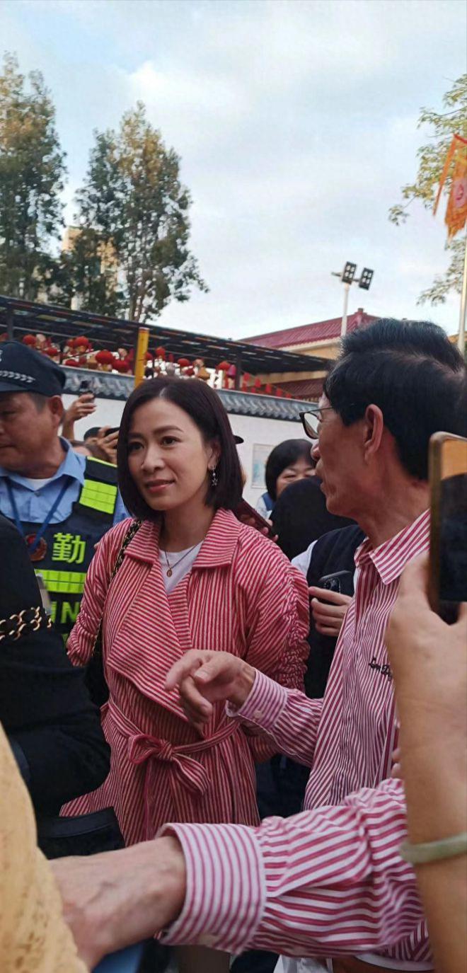 佘诗曼回珠海老家跪拜祖先 乡亲父老拉横幅迎视后