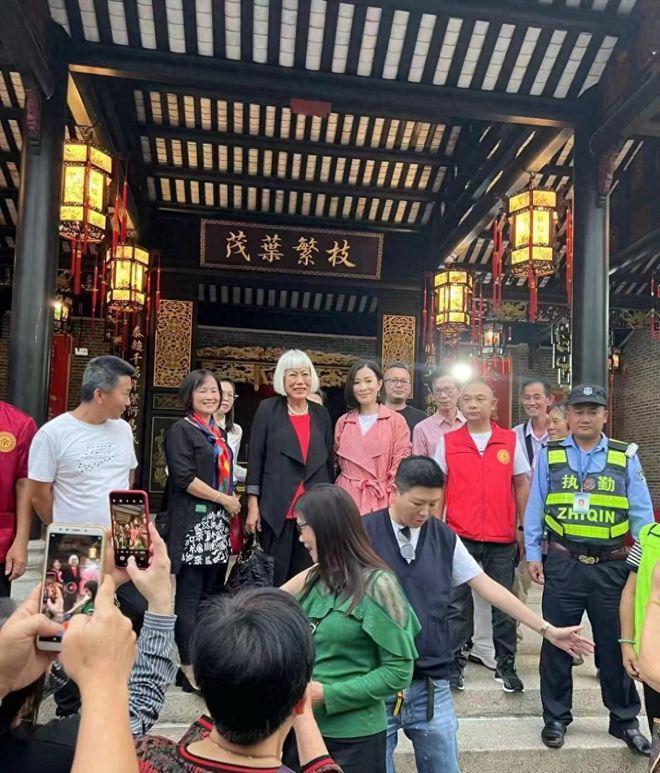 佘诗曼回珠海老家跪拜祖先 乡亲父老拉横幅迎视后